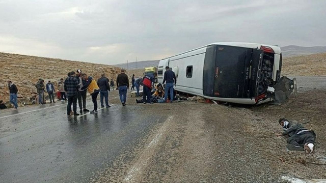 Sivas'ta otobüs devrildi: 2 ölü, 20 yaralı