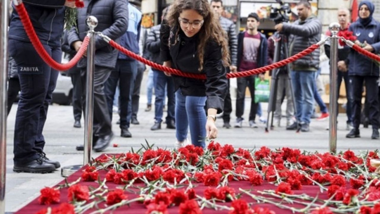 Taksim'deki saldırıda yaşamını yitirenler İstiklal Caddesi'nde anılıyor