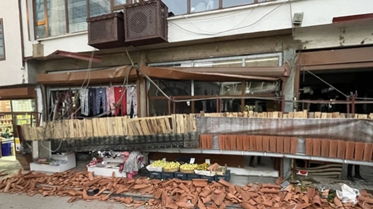 Tarihi Kapalı Çarşı’da yapılan sundurma çöktü: 5 yaralı