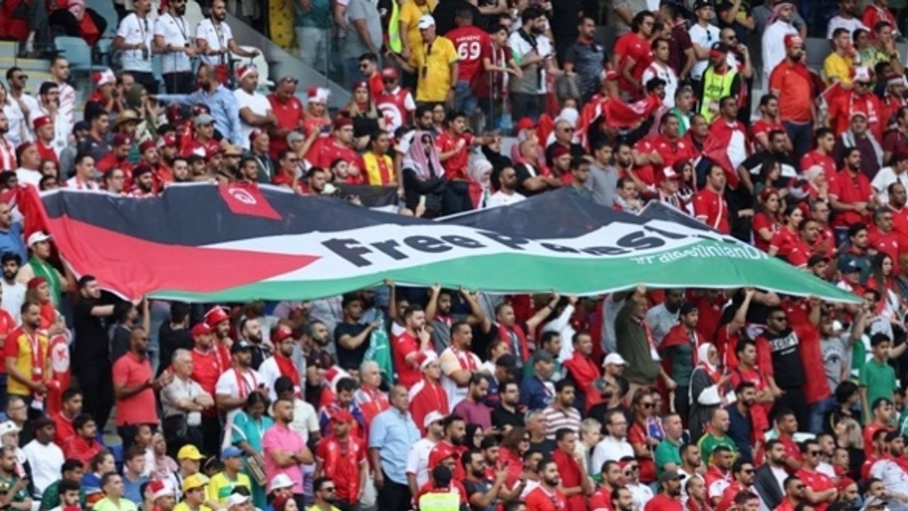 Tunus tribünleri dev Filistin bayrağı açtı