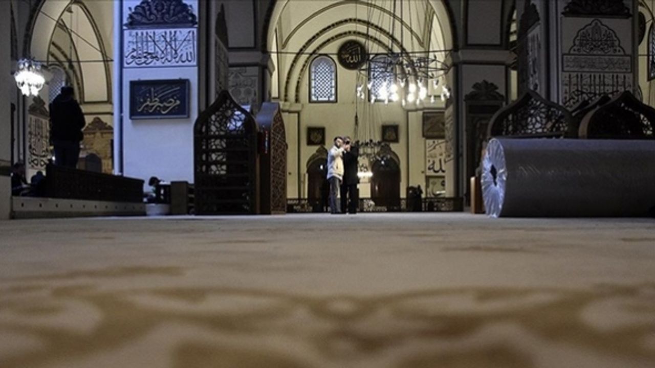 Ulu Cami'nin halıları değiştiriliyor