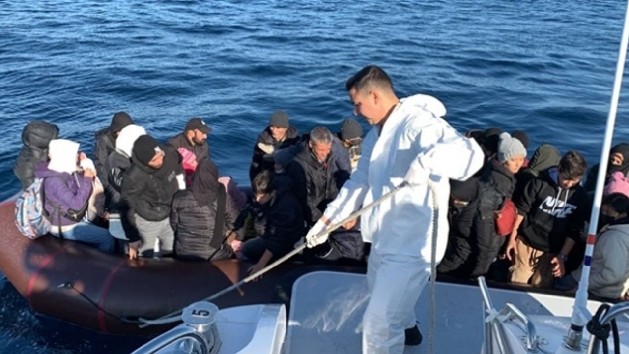 Yunan unsurlarınca geri itilen 43 düzensiz göçmen karaya çıkarıldı
