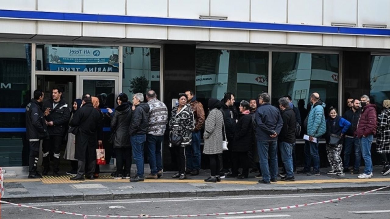EYT'li vatandaşlar SGK önünde uzun kuyruklar oluşturdu