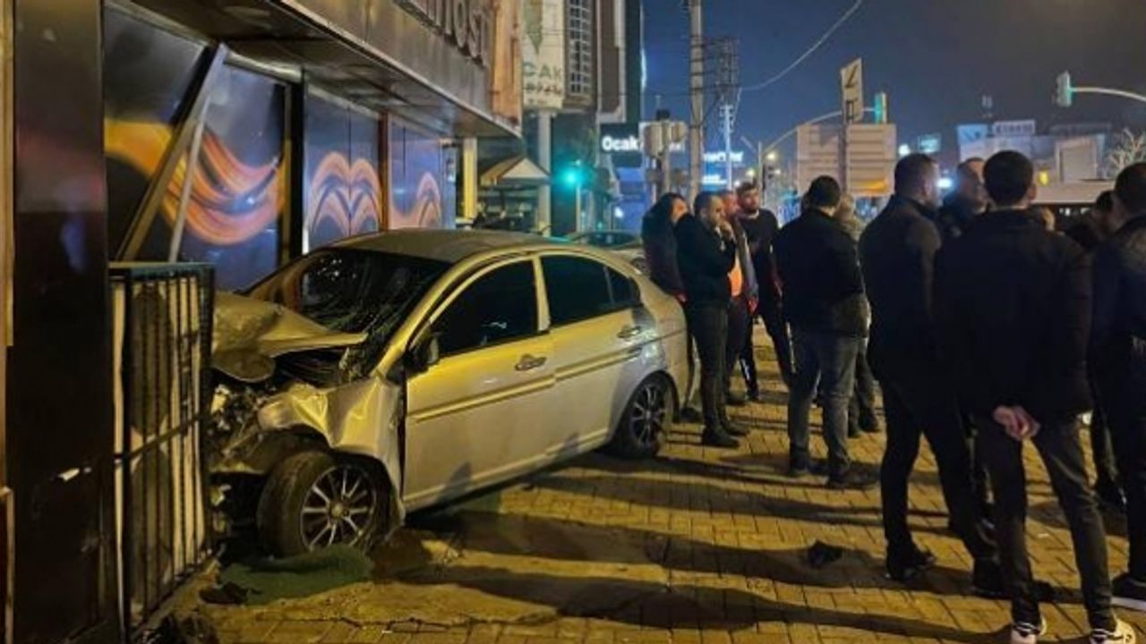 İzmir'de kaza yapan araç eğlence mekanına daldı: 5 yaralı