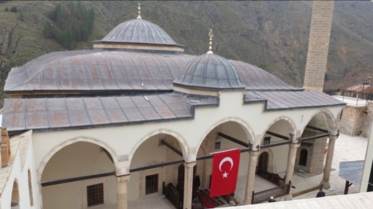 Restorasyonu tamamlanan 2 asırlık cami ibadete açıldı