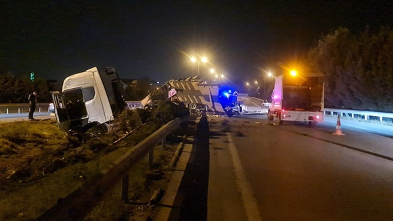 Anadolu Otoyolu'nun Kocaeli kesiminde refüje çarpan tırın dorsesi devrildi