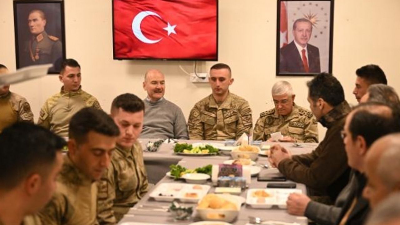 Bakan Soylu, jandarmalarla yeni yılın ilk kahvaltısını yaptı