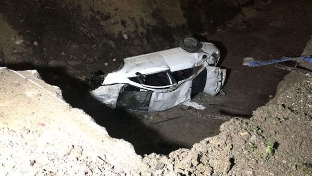 Bursa'da otomobil metro inşaatına düştü