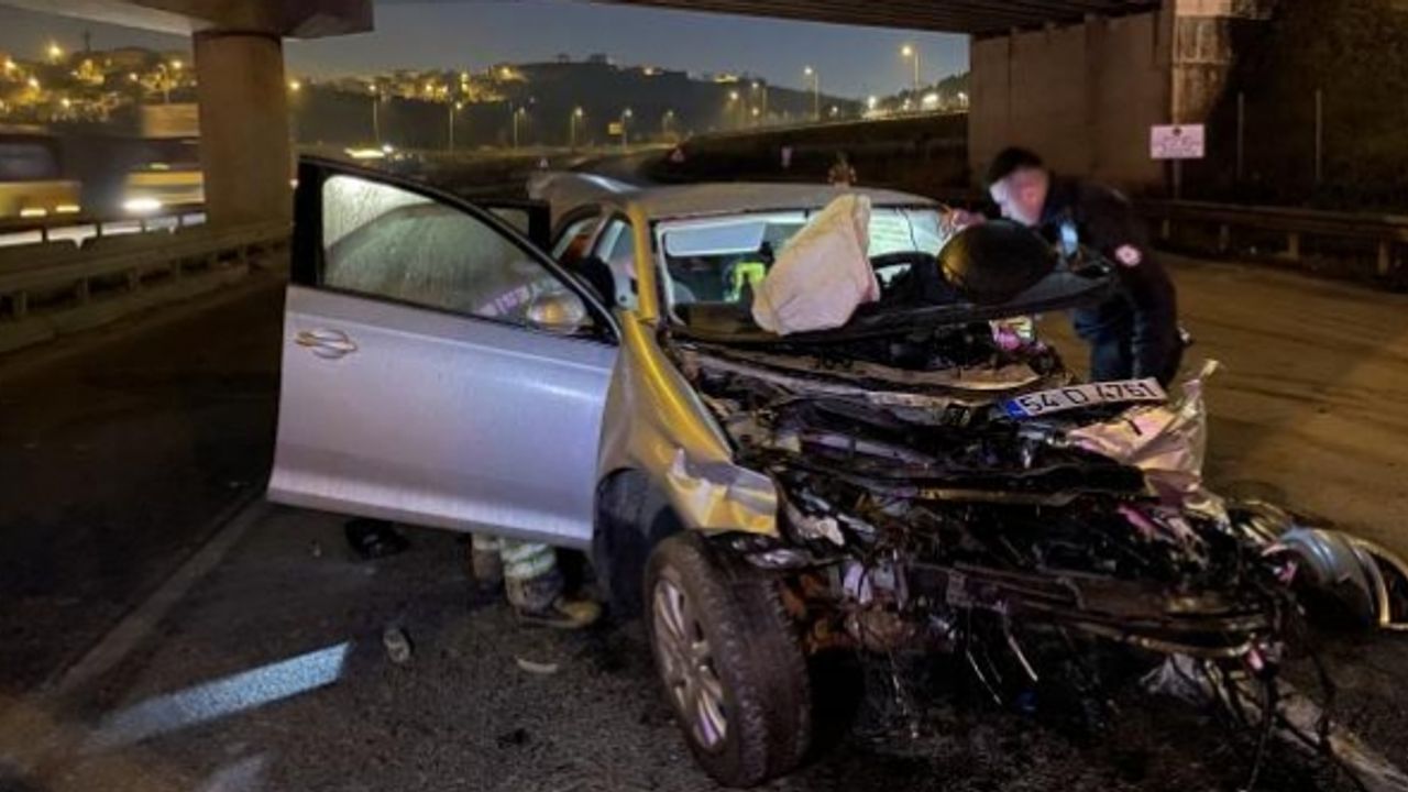 Çekmeköy'de bariyere çarpan otomobil paramparça oldu: 3 ağır yaralı
