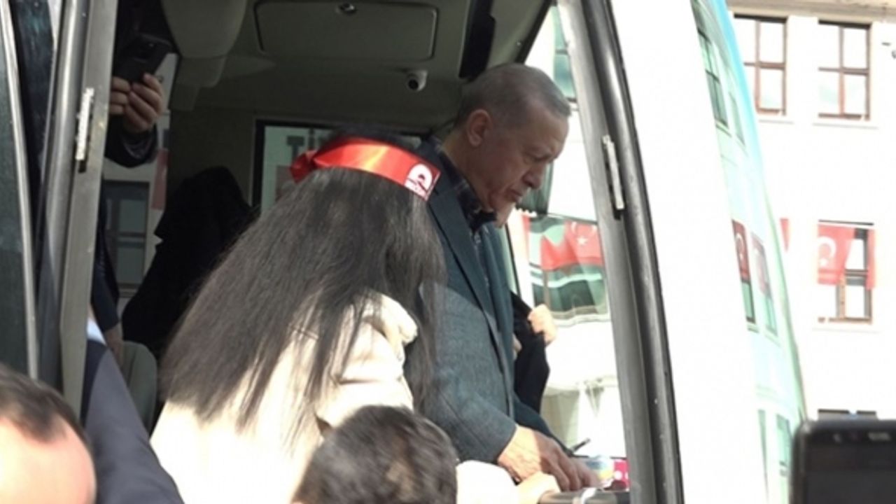 Cumhurbaşkanı Erdoğan, üniversite öğrencisine kitabını imzaladı