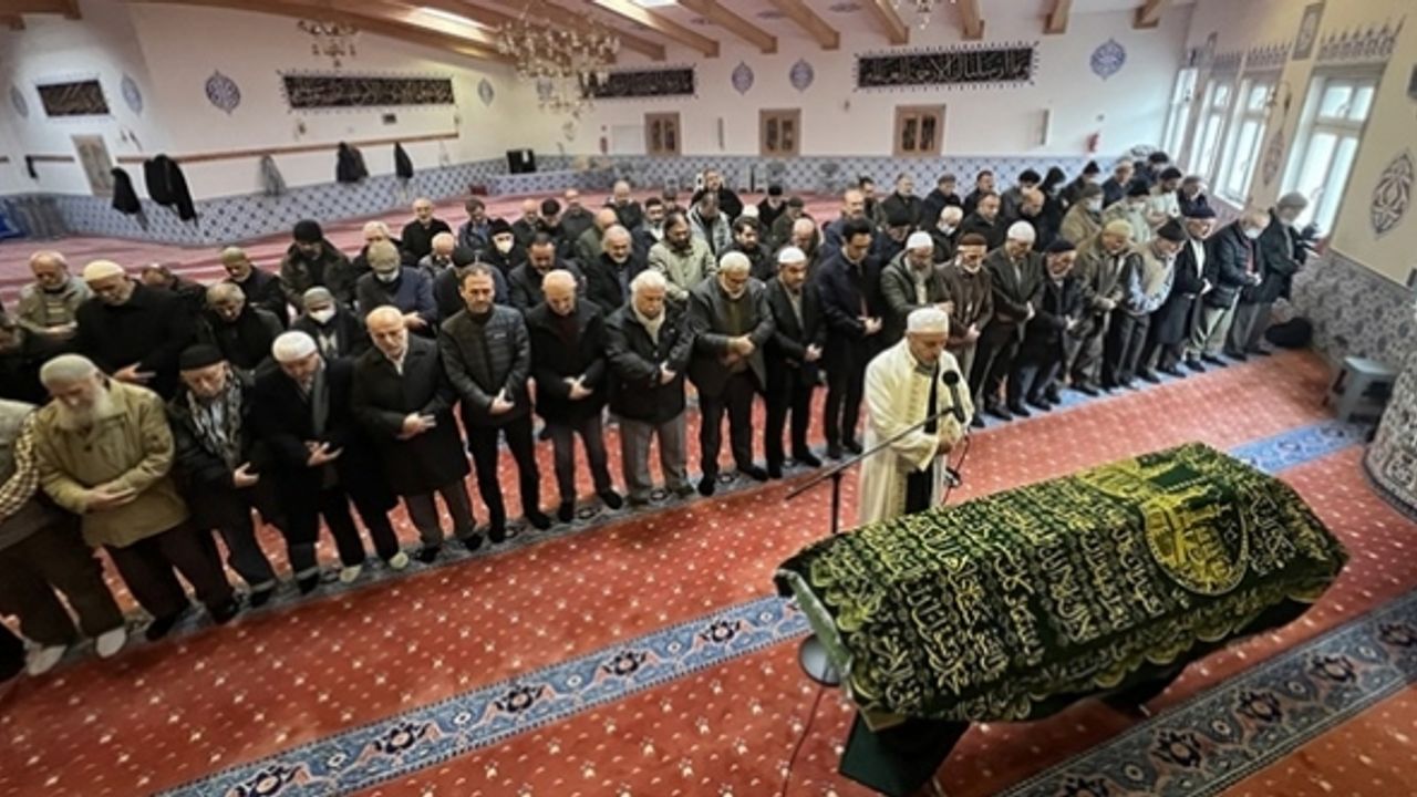 Fikir adamı, yazar ve tercüman Yaşar Kaplan'ın cenazesi Türkiye'ye gönderildi