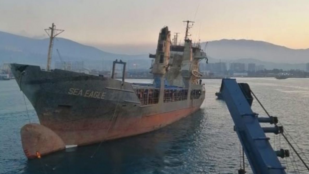 İskenderun Limanı'nda batan gemi yeniden yüzdürüldü
