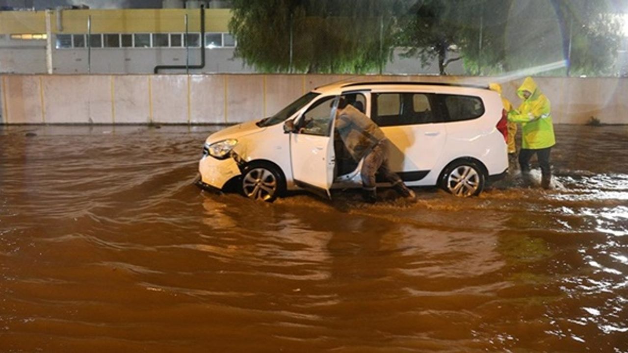 İzmir'de sağanak su baskınlarına neden oldu