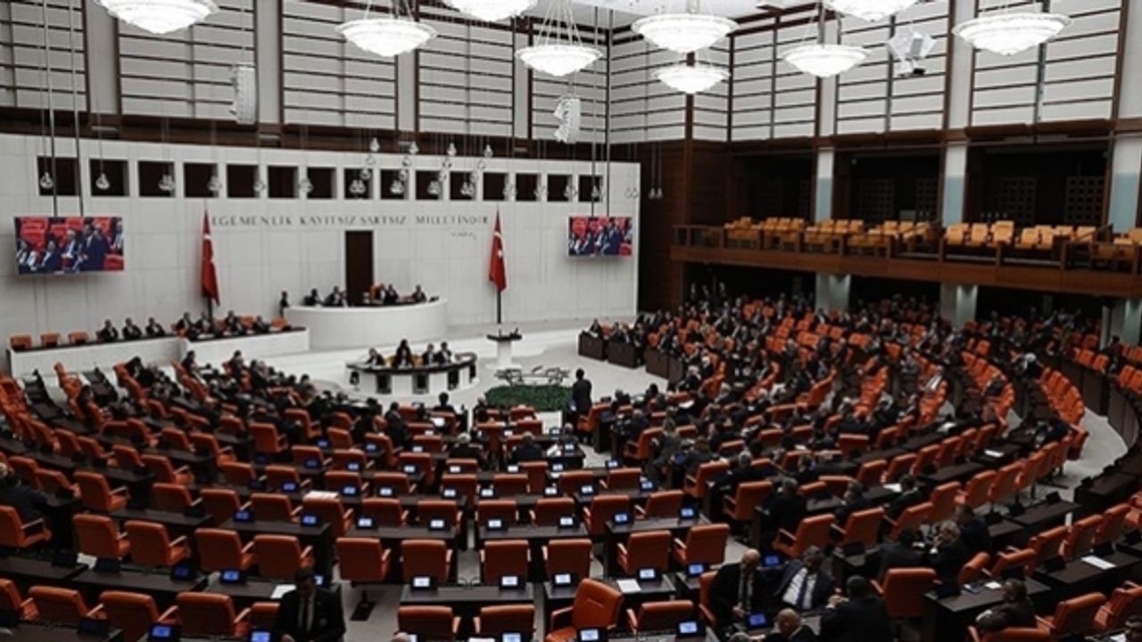 Kamuda çalışan sözleşmelilere kadro teklifi yasalaştı
