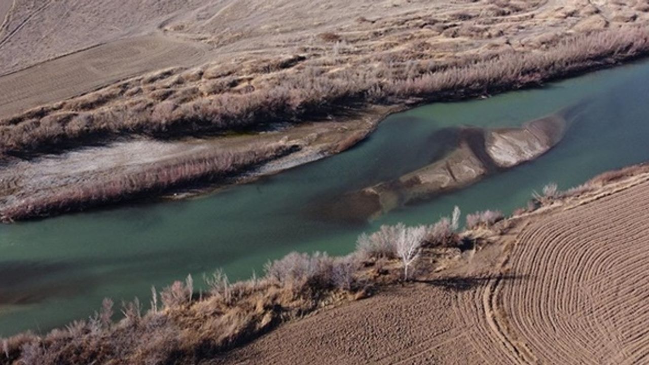 Karasu Nehri'nde su seviyesi düştü