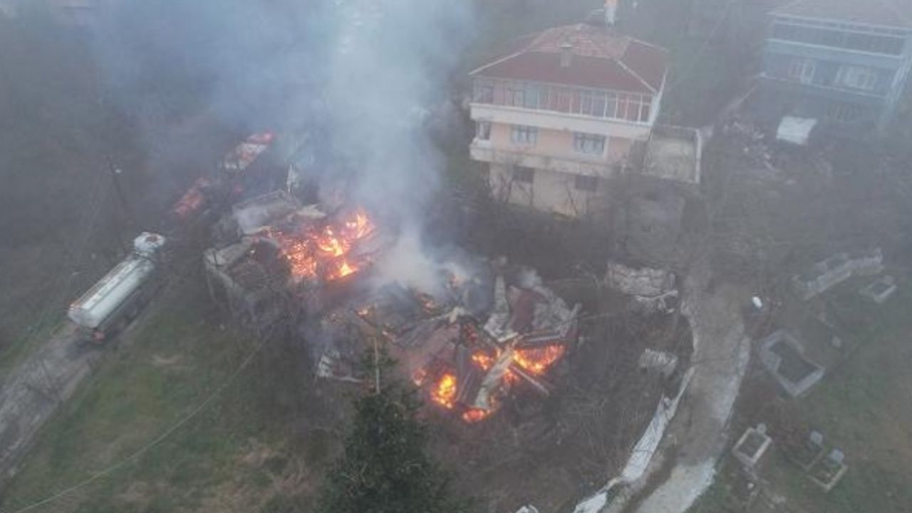 Kastamonu'da bir evde çıkan yangın bitişikteki binaya da sıçradı