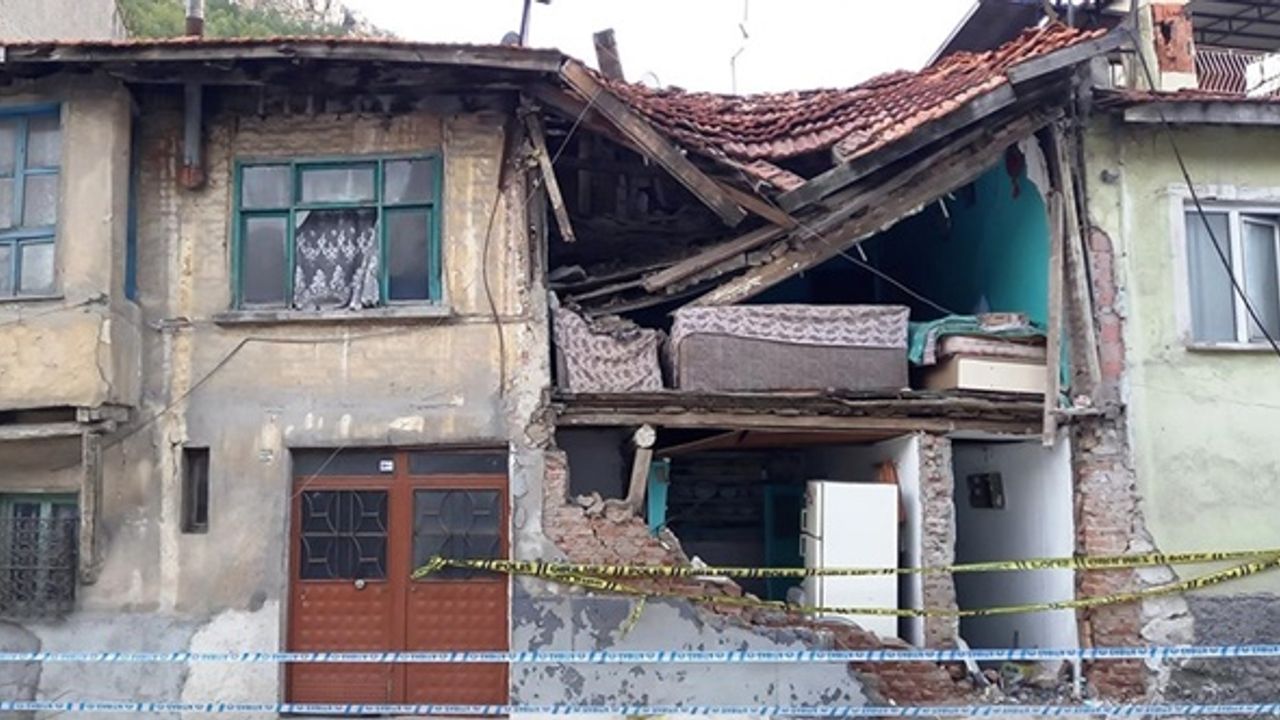 Kütahya'da gaz sıkışması nedeniyle bir evde patlama meydana geldi