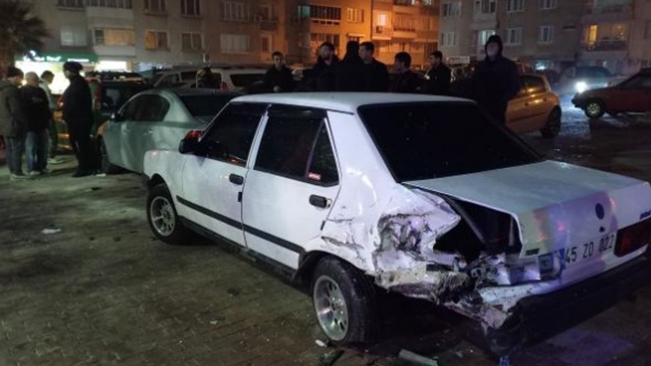 Manisa'da otomobil park halindeki araçlara çarptı: 2 kişi yaralı