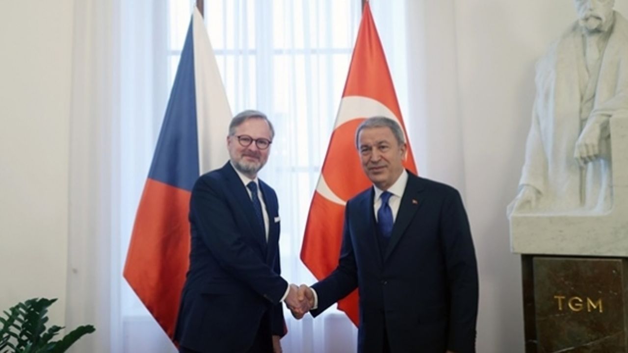 Milli Savunma Bakanı Akar, Çekya Başbakanı Fiala ile bir arya geldi
