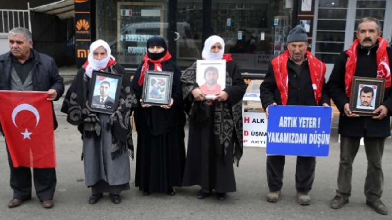 Muşlu aileler çocukları için HDP önündeki eylemlerini sürdürdü