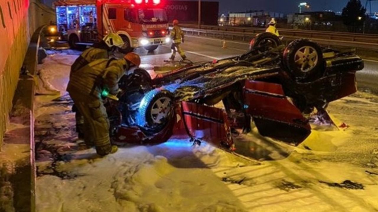 Pendik'te otomobil devrildi: 4 yaralı