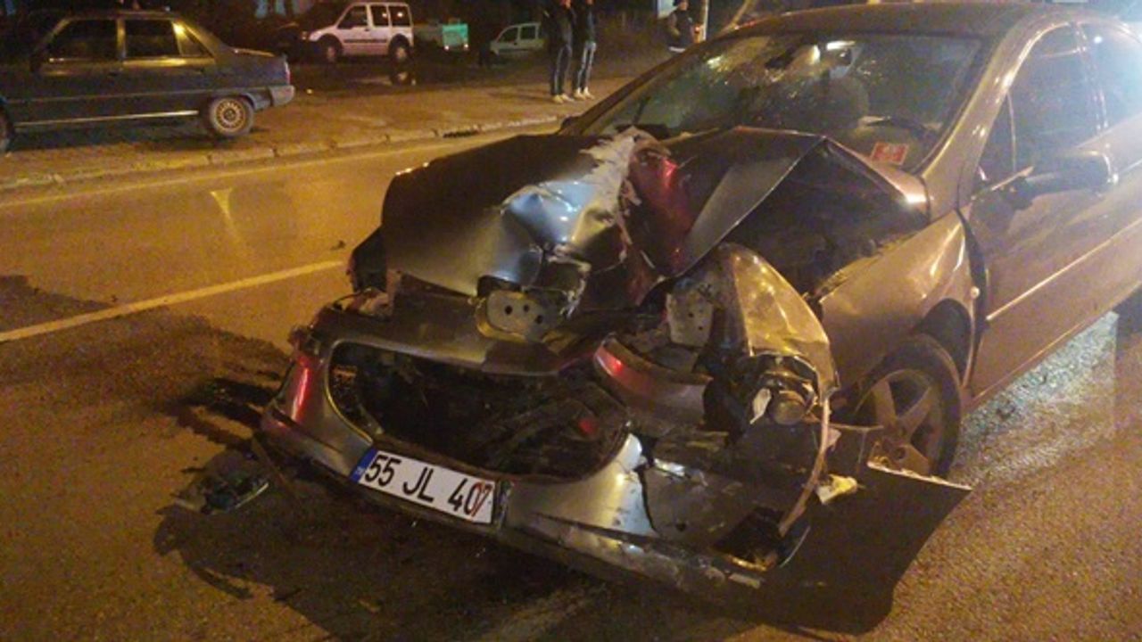 Samsun'da otomobil ile hafif ticari araç çarpıştı