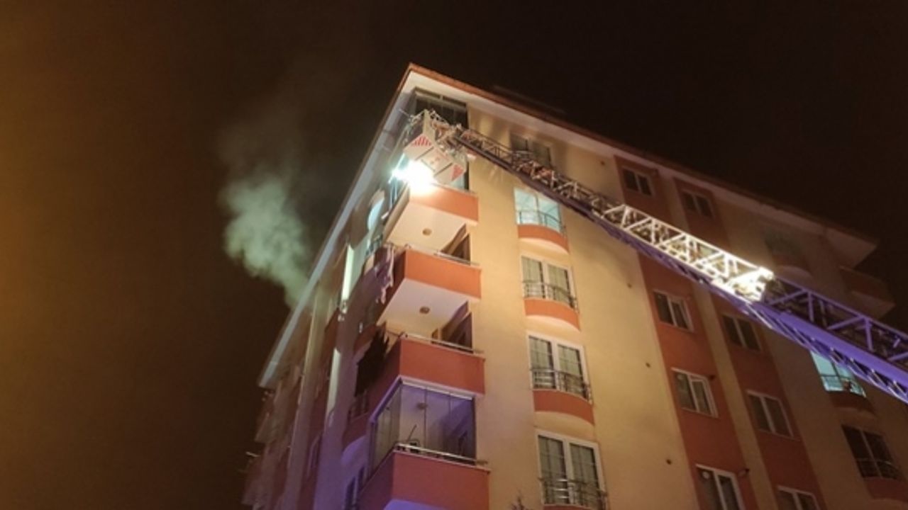 Sancaktepe'de apartmanda yangın: Mahsur kalanlar kurtarıldı