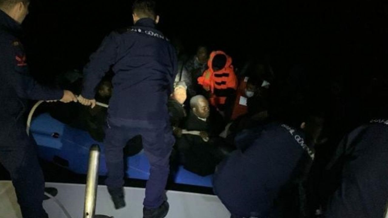 Türk kara sularına itilen 102 düzensiz göçmen kurtarıldı
