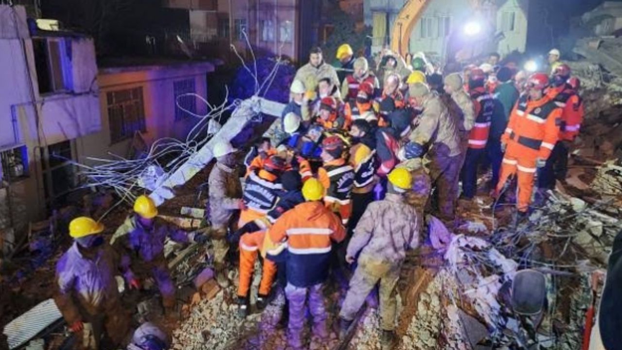 12 yaşındaki Berat 207 saat sonra enkazdan çıkarıldı