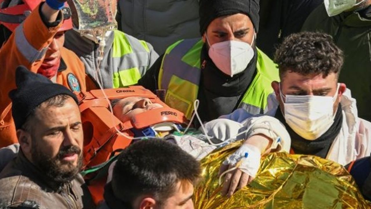 248'inci saatin mucizesi: Genç kız enkazdan sağ çıkarıldı