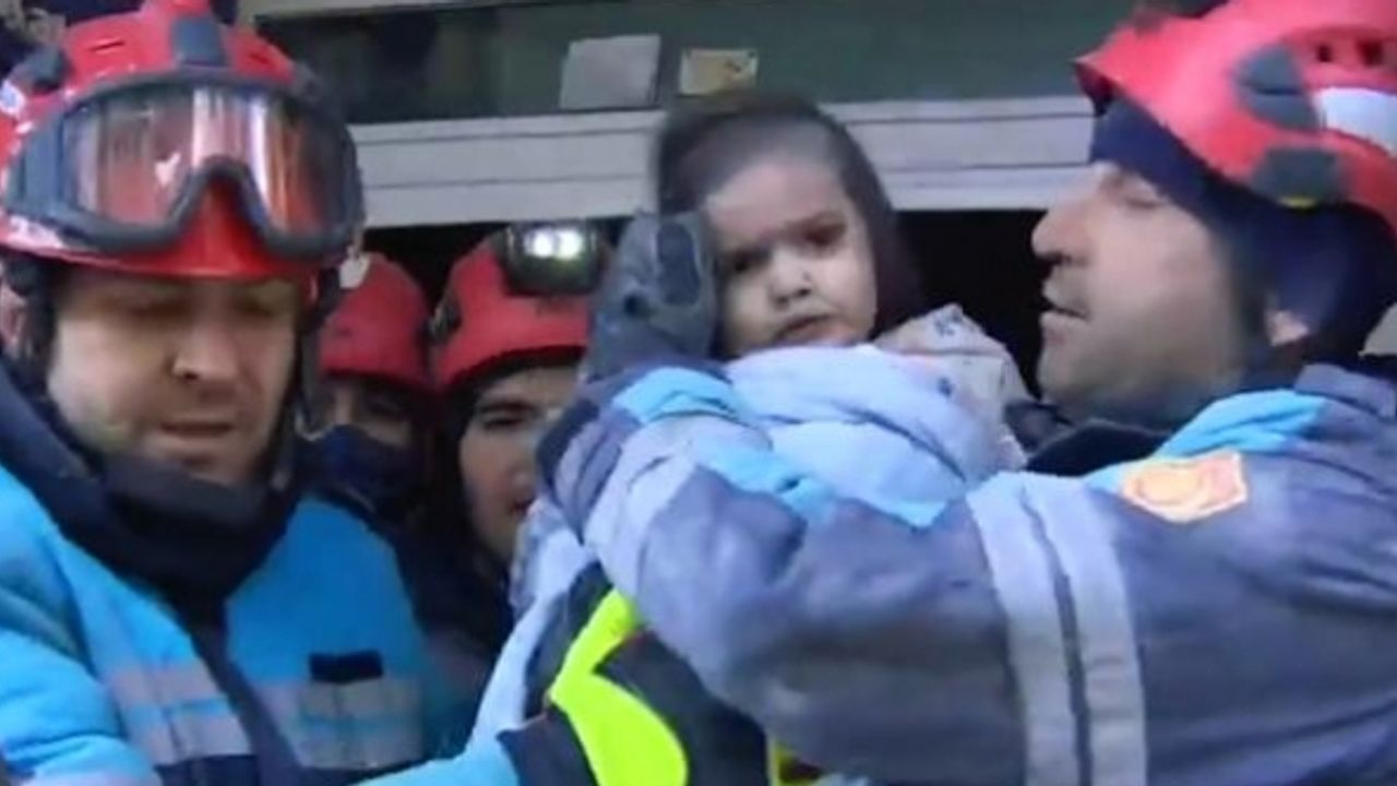 56 saatlik mücadele: Enkazda çocuğunu emzirerek hayata tutunmasını sağladı