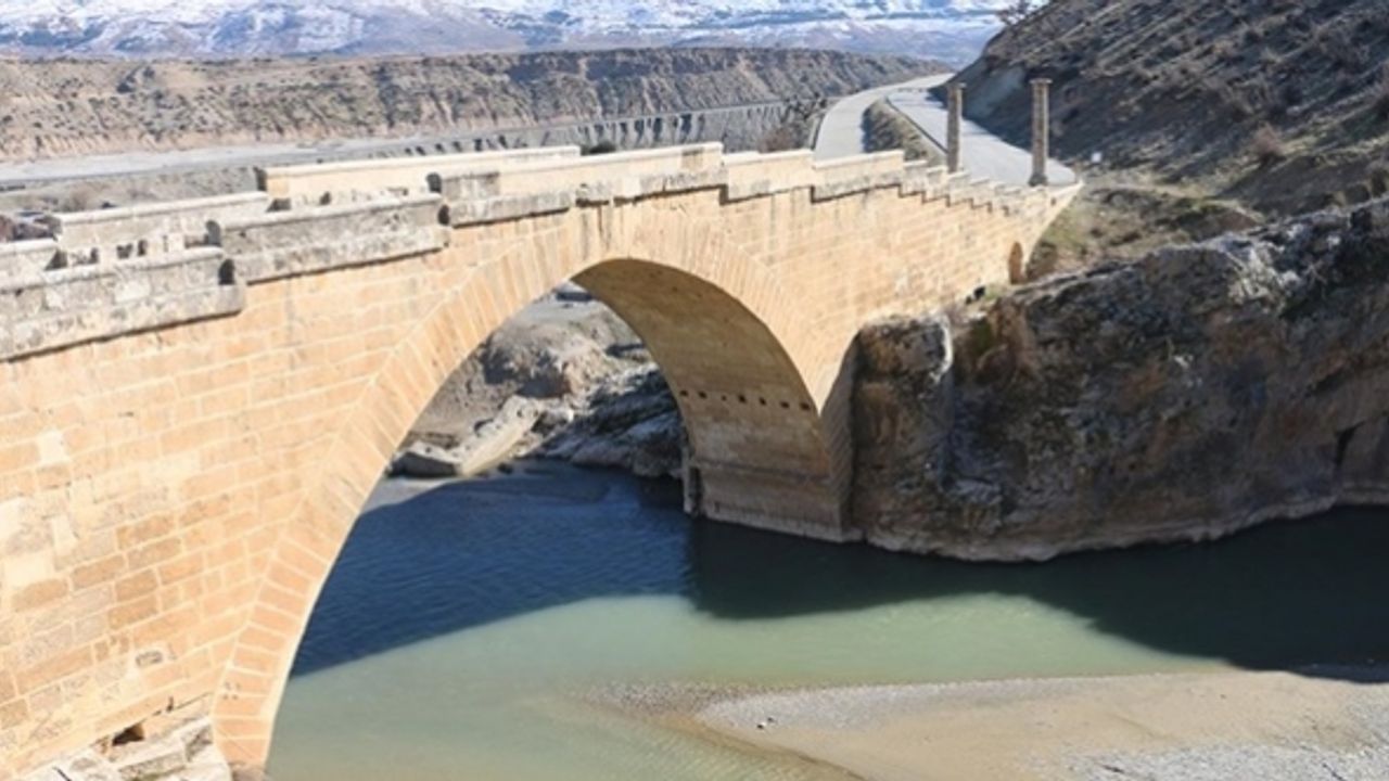 Adıyaman'daki tarihi köprü depremde ayakta kaldı