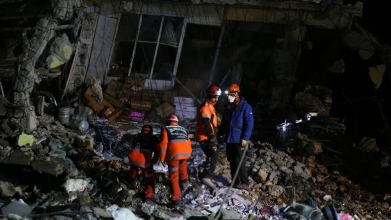 AFAD: 6 kişi hayatını kaybetti, 90 artçı sarsıntı meydana geldi