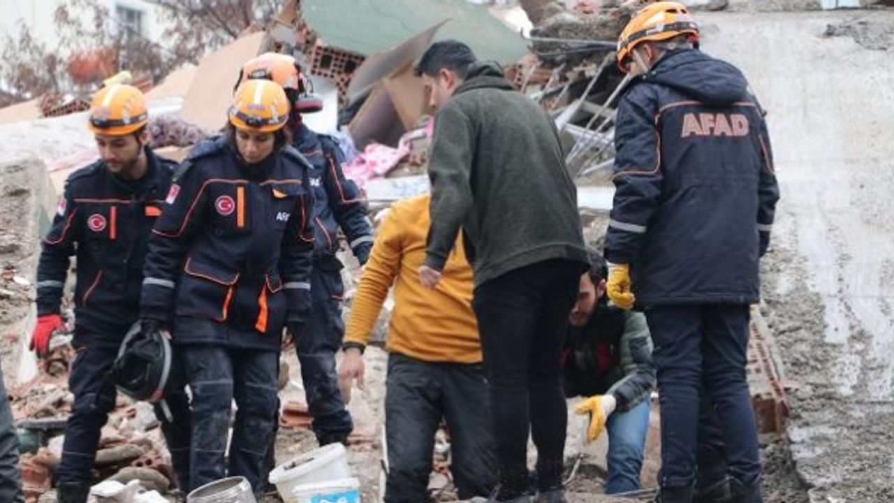 AFAD: Depremde 13 bin 740 personel görevlendirildi