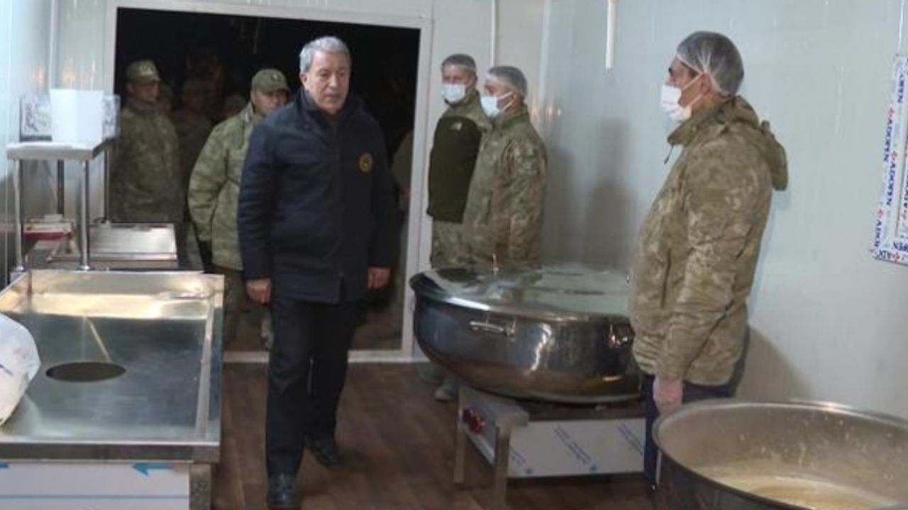 Bakan Akar, Hatay'da gece çalışmaları inceledi, Mehmetçiği denetledi