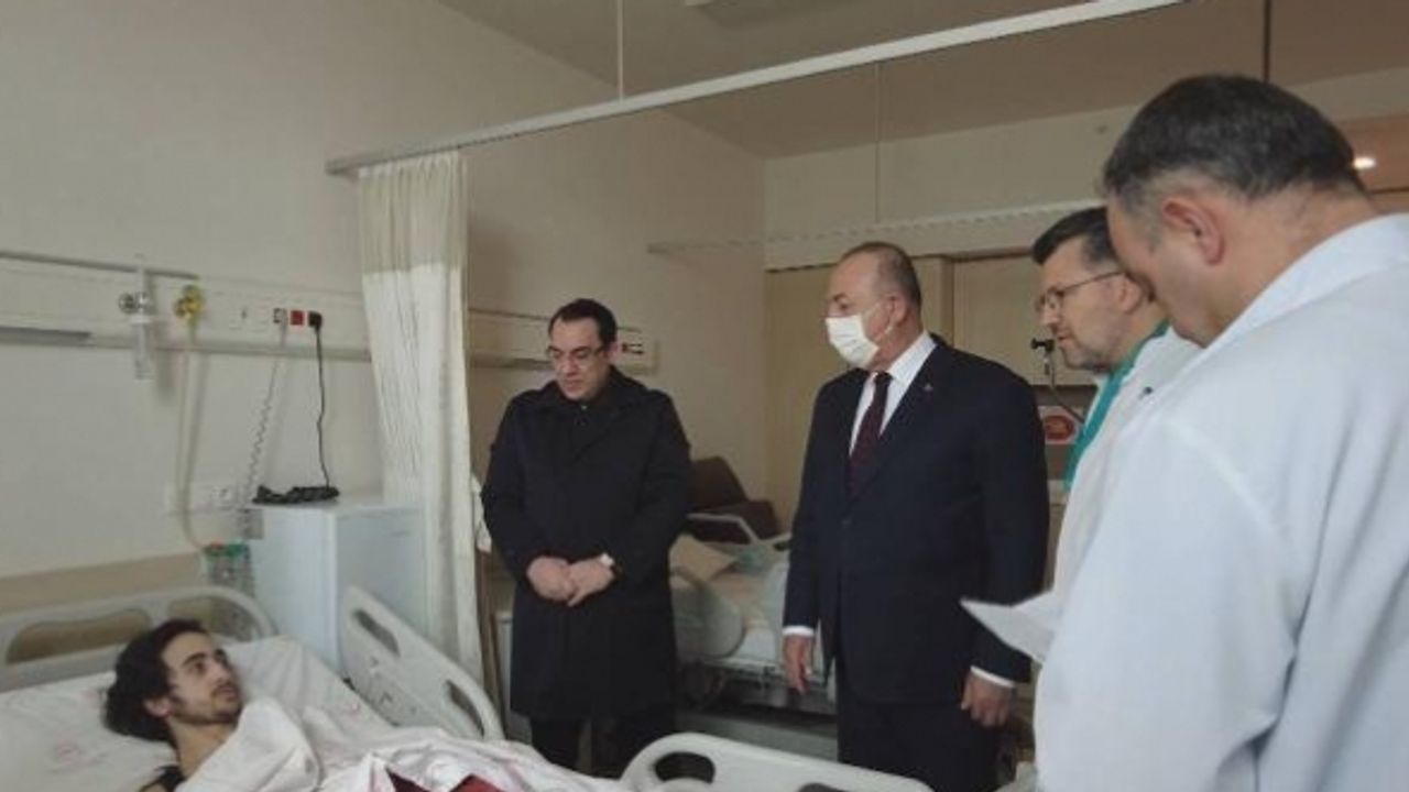 Bakan Çavuşoğlu İstanbul'da depremzedelerle bir araya geldi