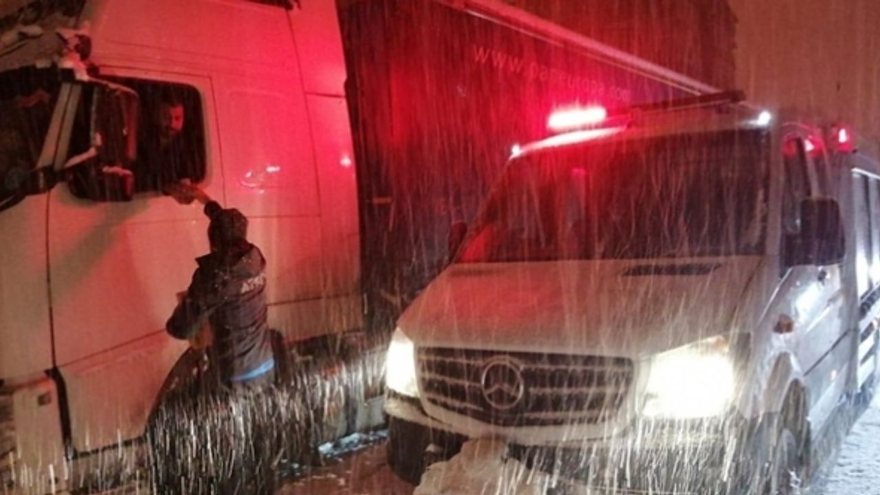 Bingöl-Diyarbakır kara yolunda kardan mahsur kalanlara kumanya ulaştırıldı