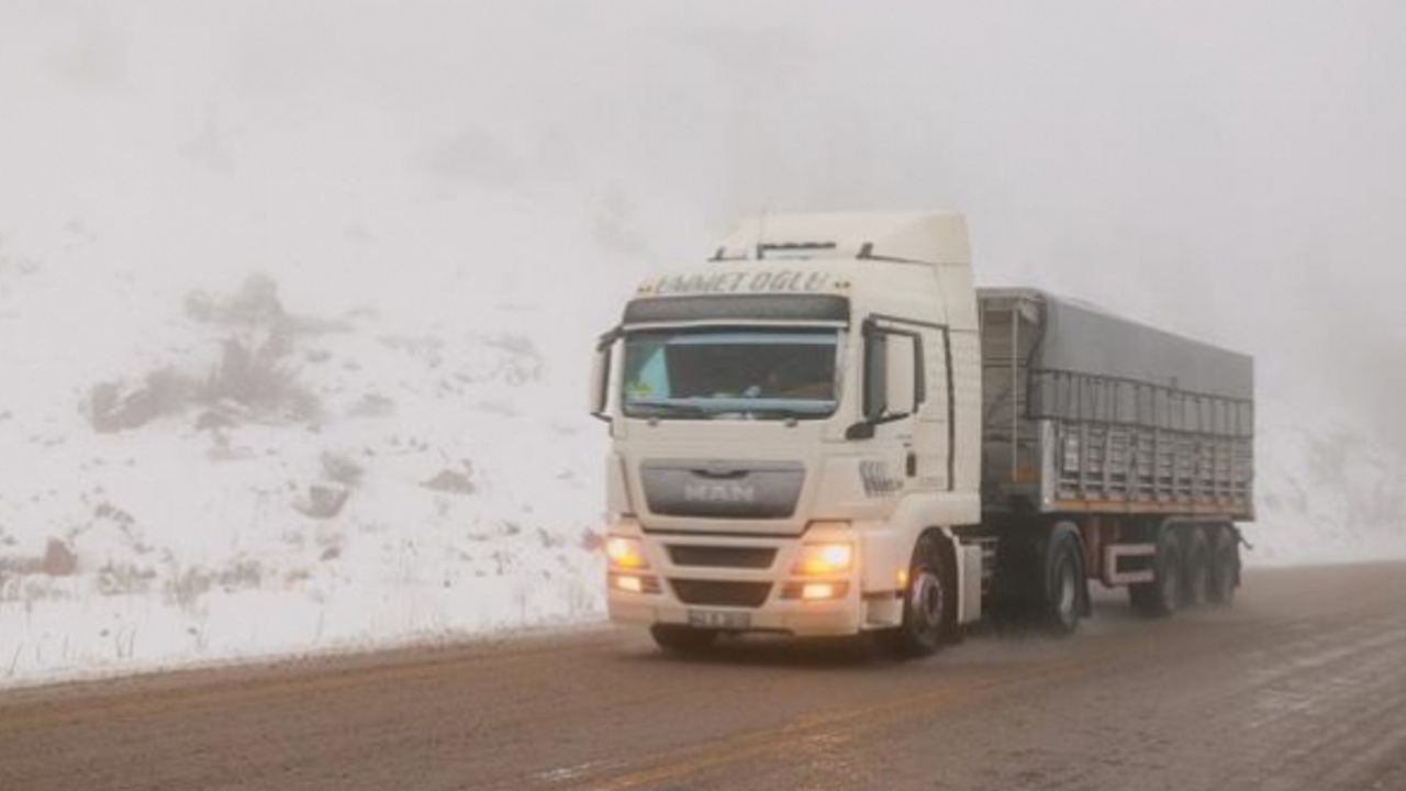 Bingöl-Elazığ kara yolu kar nedeniyle tır trafiğine kapatıldı