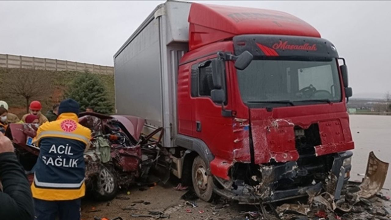 Bursa'da otomobil kamyona çarptı: 5 ölü, 1 yaralı