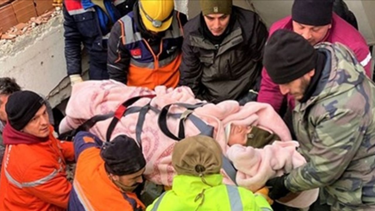 Canlar kurtarılıyor: 51 saat sonra enkazdan sağ çıktı