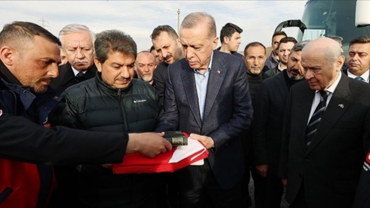 Cumhurbaşkanı Erdoğan'a Adıyaman'da Türk bayrağı ve Kur'an-ı Kerim verildi