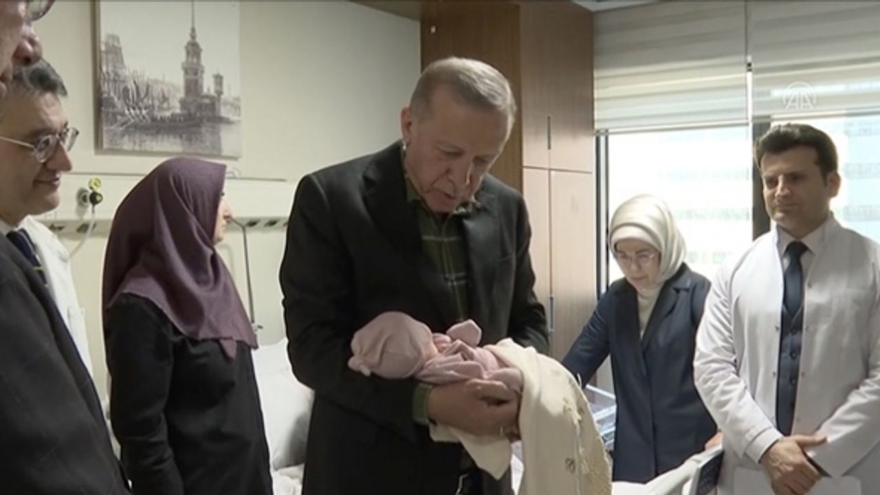 Cumhurbaşkanı Erdoğan, depremzedenin bebeğinin kulağına ezan okuyarak "Ayşe Betül" ismini verdi