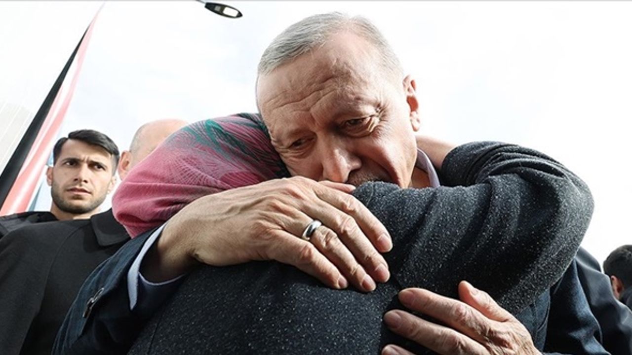 Cumhurbaşkanı Erdoğan, Elbistan'daki konteyner kentte vatandaşlarla görüştü