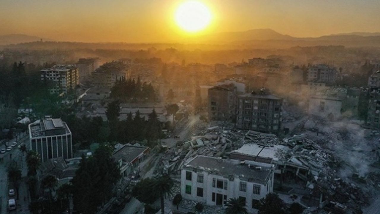 Deprem bölgesindeki tamamlanmamış binalar sıva ve boyayla kurtulamayacak
