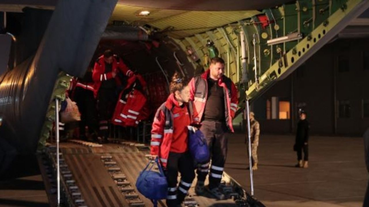 Deprem bölgesinden ayrılan itfaiye personeli TSK uçağıyla İstanbul’a döndü