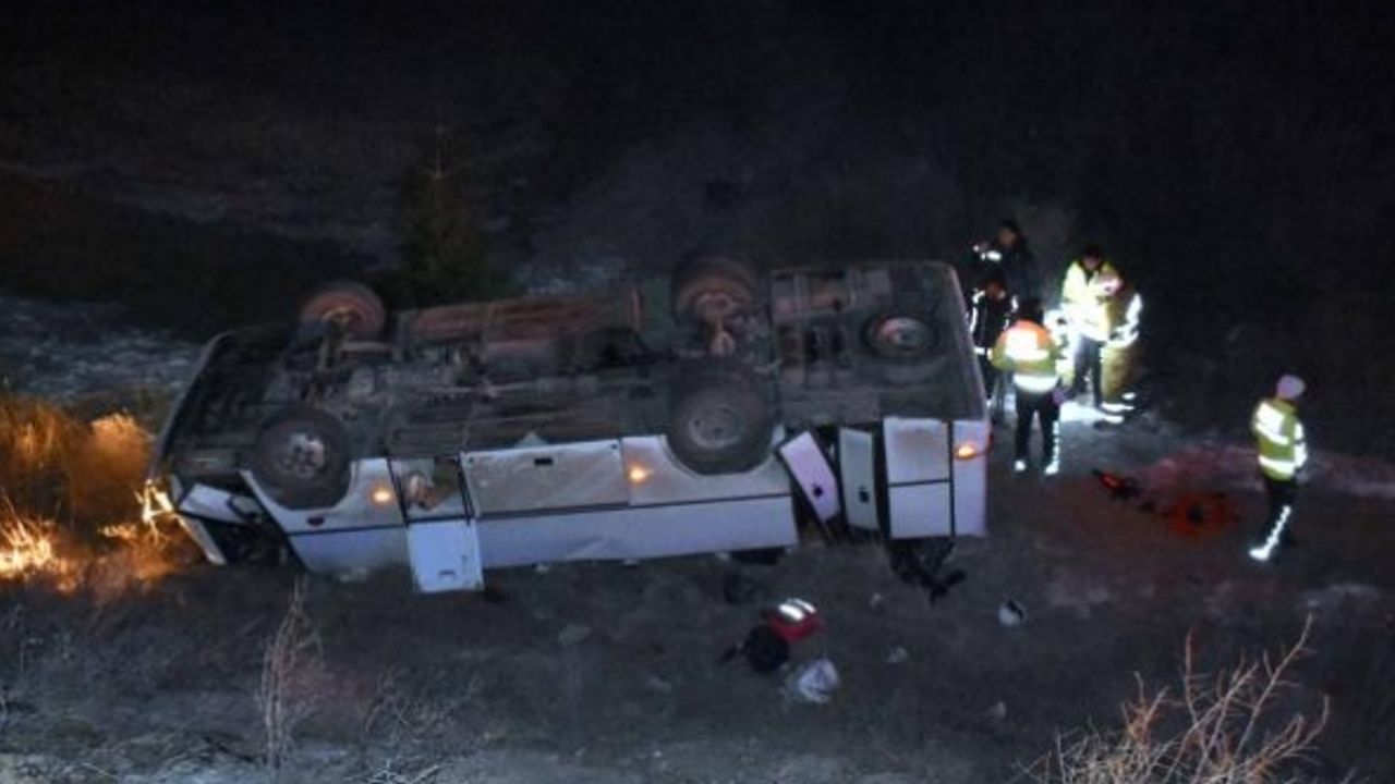 Deprem bölgesinden dönen ekibi taşıyan midibüs devrildi: 13 yaralı