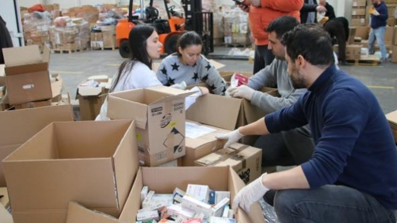 Deprem bölgesine 25 milyon liralık ilaç ve tıbbi malzeme sevk edildi