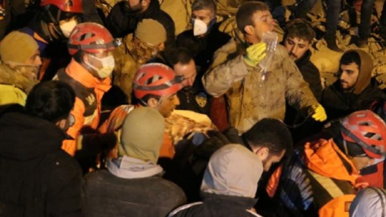 Diyarbakır'da enkazdan 72 saat sonra bir kadın sağ çıkarıldı