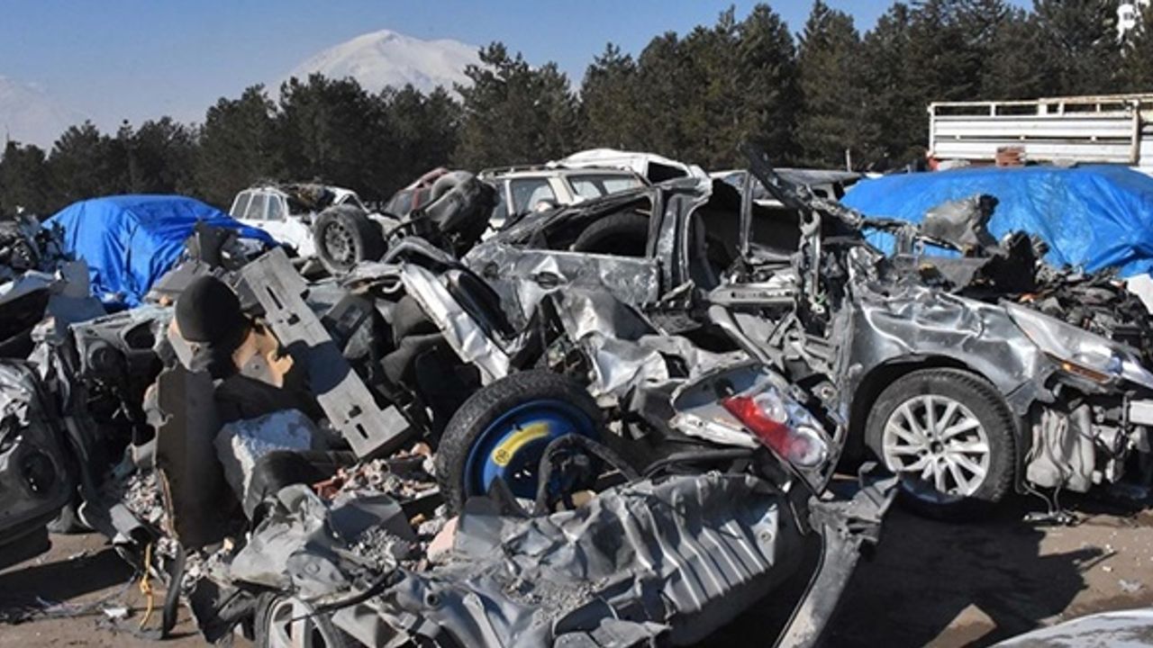 Elbistan'da depremde hasar gören araçlar otoparka çekiliyor