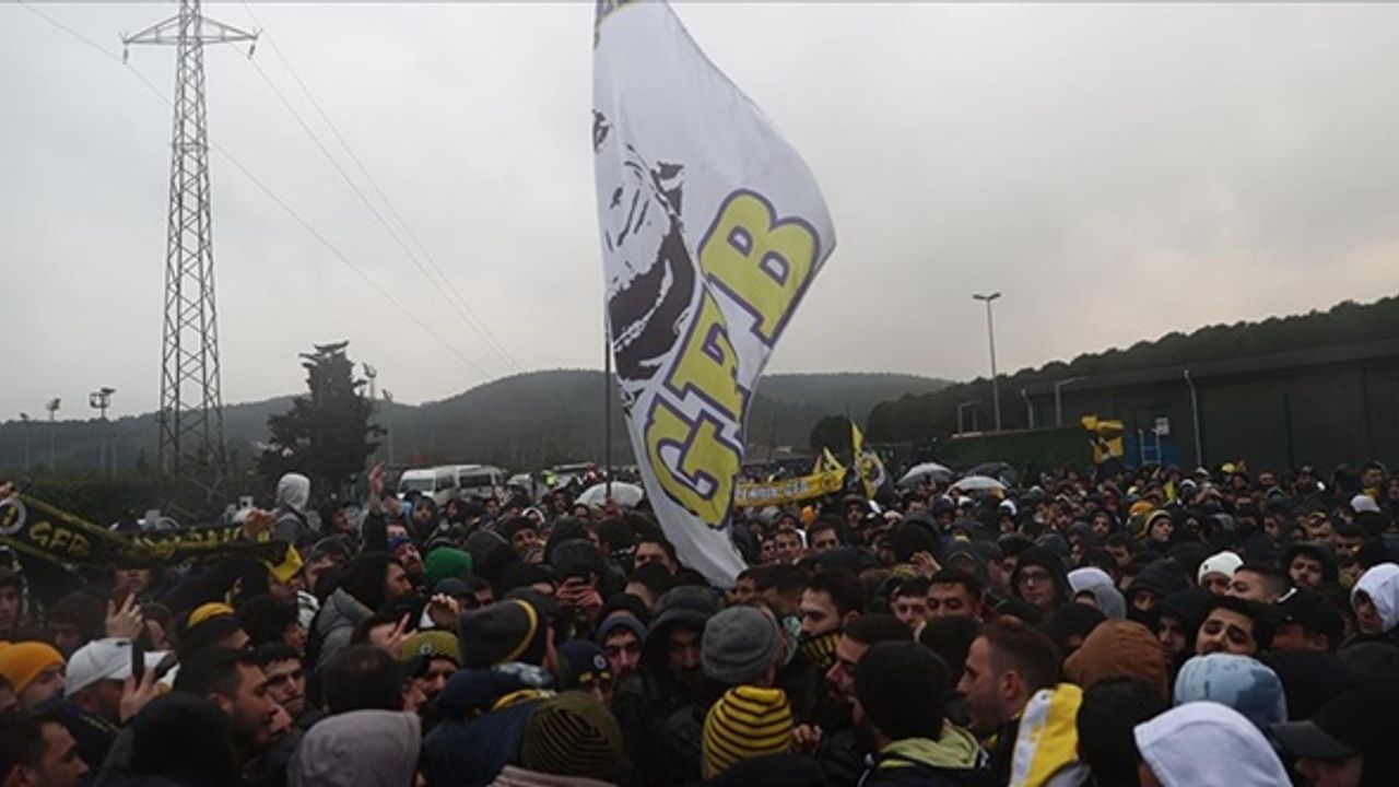 Fenerbahçe taraftarı, TFF'yi protesto etti